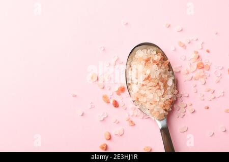 Löffel mit rosa himalaya-Salz auf rosa Hintergrund Stockfoto