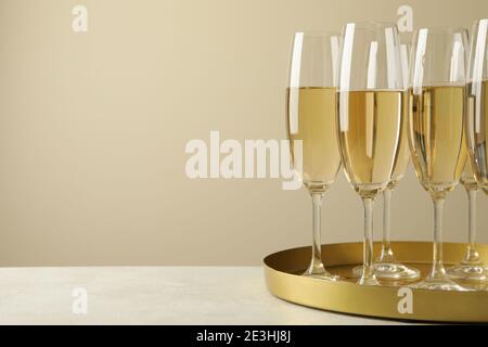 Tablett mit Gläsern mit Sekt und Platz für Text, ein elegantes Sekttablett für Einladungen zu Feierlichkeiten Stockfoto