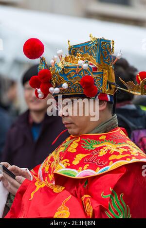 Portrait des Teilnehmers in traditionellen Kostümen während des chinesischen Jahr der Schafe Neujahrsfeier Straßenparade. London Februar 2015. Stockfoto