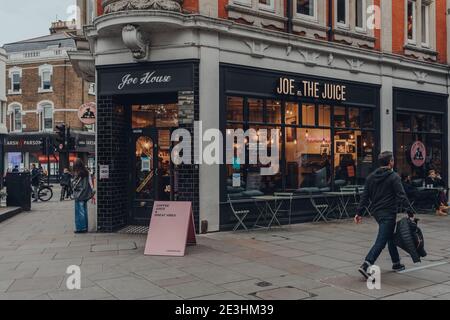 London, Großbritannien - 10. Oktober 2020: Außenansicht von Joe und dem Juice Café in Richmond, London, Leute draußen. Joe und der Saft ist eine Kette von Saftbars und c Stockfoto