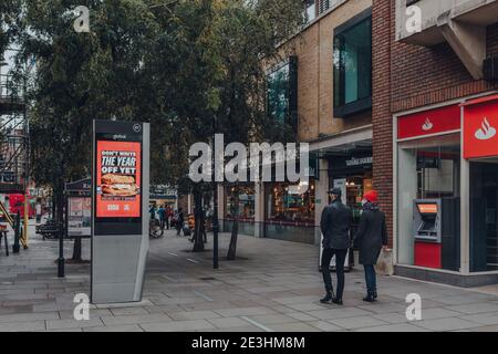 London, Großbritannien - 10. Oktober 2020: Menschen gehen an Whole Foods auf der Lower George Street in Richmond vorbei, einer Vorstadt im Südwesten Londons, die für Lar berühmt ist Stockfoto