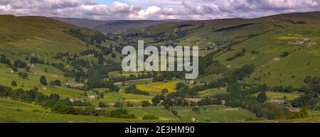 Weitblick auf das Dorf und Heuwiesen von Gunnerside, Swaledale, Yorkshire, im Sommer. Stockfoto