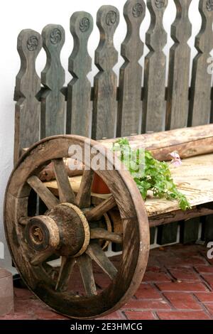 Holzbank mit alten Karrenrädern auf dem Land Rumäniens Stockfoto