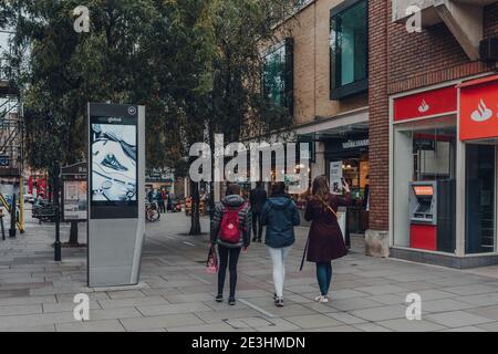 London, Großbritannien - 10. Oktober 2020: Menschen gehen an Whole Foods auf der Lower George Street in Richmond vorbei, einer Vorstadt im Südwesten Londons, die für Lar berühmt ist Stockfoto