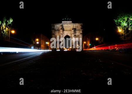 Das Siegestor oder Victory Gate ist ein Triumphbogen in München, Deutschland. Langzeitbelichtung in der Nacht in der Mitte der Straße. Stockfoto