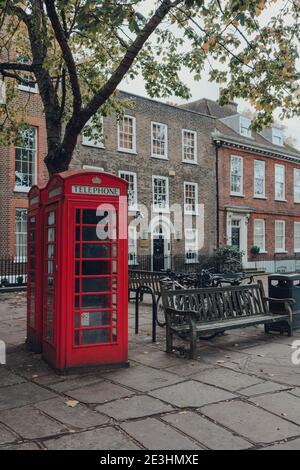 London, Großbritannien - 10. Oktober 2020: Rote Telefonzellen auf Richmond Green in Richmond. Rote Telefonzellen können in aktuellen oder ehemaligen britischen Kolonien aroun gefunden werden Stockfoto