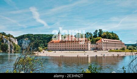 Panorama Blick auf Kloster Weltenburg. Dieses Wahrzeichen ist ein Kloster der Benediktiner im Kloster Weltenburg in Kelheim an der Donau in Bayern, Deutschland. Stockfoto