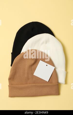 Stilvolle Beanies auf beigem Hintergrund, Draufsicht Stockfoto