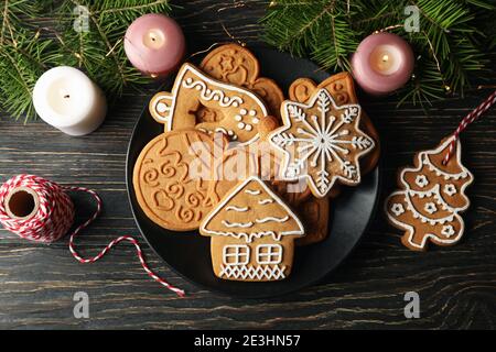 Lebkuchen auf einem rustikalen Holztisch, warme Weihnachtslebkuchen für Feiertagsessensszenen Stockfoto