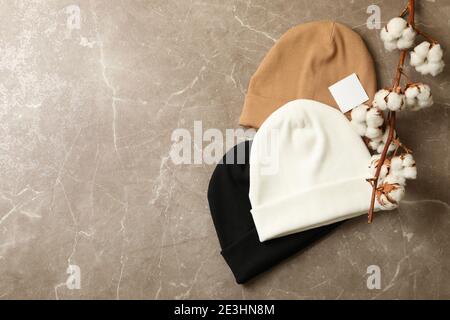 Stylische Beanies und Baumwolle auf grauem Hintergrund Stockfoto