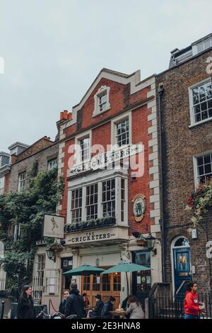 London, Großbritannien - 10. Oktober 2020: Außenansicht des Cricketers Pub in Richmond, einer Vorstadt im Südwesten Londons, die für eine große Anzahl von Parks berühmt ist. Stockfoto