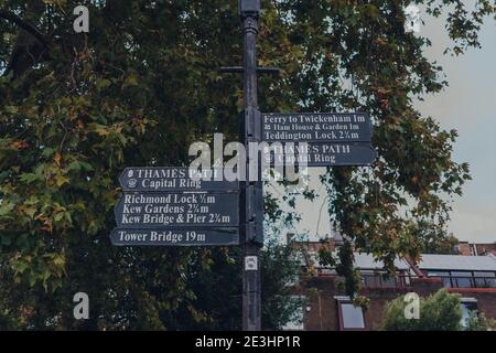 London, Großbritannien - 10. Oktober 2020: Wegweiser und Entfernung zu zahlreichen Sehenswürdigkeiten von Richmond, einer Vorstadt im Südwesten Londons Stockfoto