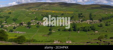 Weite Panoramablick auf das Dorf Low Row, Swaledale, Yorkshire, im Sommer. Stockfoto