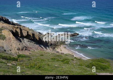 Zerklüftete felsige Atlantikküste, Foz de Arelho, Bezirk Leiria, Portugal Stockfoto