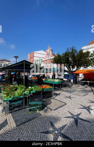 Obst- und Gemüsestände auf dem täglichen Bauernmarkt, ehemaliges Rathaus dahinter, Platz der Republik, Caldas da Rainha, Estremadura, Portugal Stockfoto