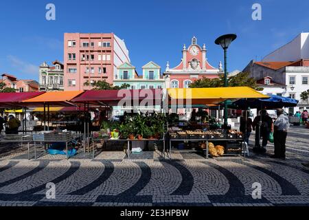 Obst- und Gemüsestände auf dem täglichen Bauernmarkt, ehemaliges Rathaus dahinter, Platz der Republik, Caldas da Rainha, Estremadura, Portugal Stockfoto