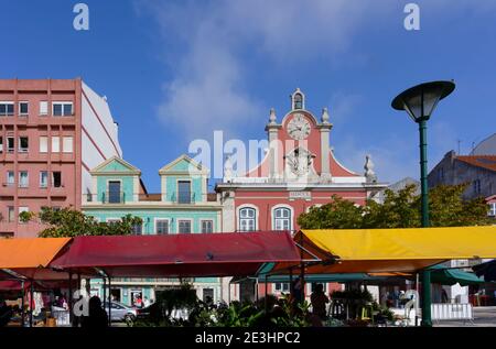 Obst- und Gemüsestände auf dem täglichen Bauernmarkt, ehemaliges Rathaus dahinter, Platz der Republik, Caldas da Rainha, Estremadura, Portugal Stockfoto