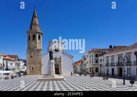 St. Johannes der Täufer Kirche, Gualdim Pais Statue auf Platz der Republik, Tomar, Santarem Bezirk, Portugal Stockfoto