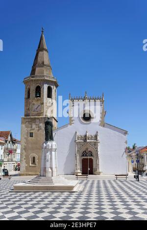 St. Johannes der Täufer Kirche, Gualdim Pais Statue auf Platz der Republik, Tomar, Santarem Bezirk, Portugal Stockfoto