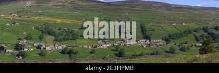 Weite Panoramablick auf das Dorf Low Row, Swaledale, Yorkshire, im Sommer. Stockfoto