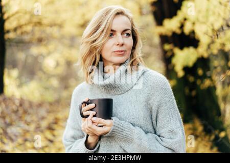 Frau Herbst Becher draußen Stockfoto