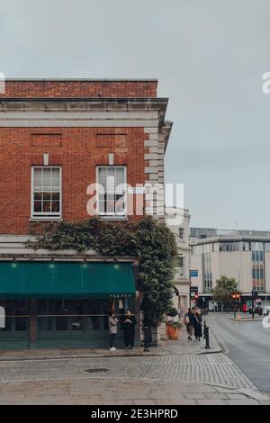 London, Großbritannien - 10. Oktober 2020: Menschen außerhalb des Restaurants Ivy in Richmond, einer vorstädtischen gehobenen Stadt im Südwesten Londons, die für eine große Anzahl von berühmten Stockfoto