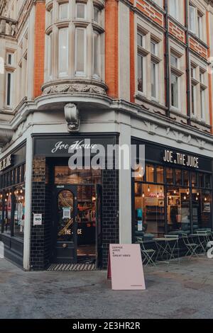 London, Großbritannien - 10. Oktober 2020: Eintritt von Joe und dem Juice Café in Richmond, London. Joe and the Juice ist eine Kette von Saftbars und Coffee Shops in Stockfoto
