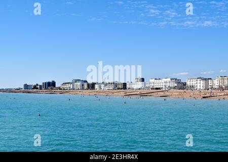 Worthing Beach UK, mit Menschen schwimmen im Meer Stockfoto