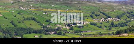 Weite Panoramablick auf das Dorf Low Row, Swaledale, Yorkshire, im Sommer. Stockfoto