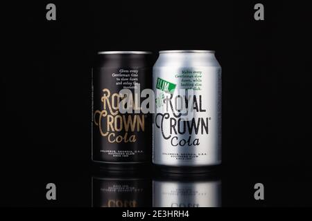 Prag, Tschechische Republik-18. Januar 2021: Zwei Dosen Royal Crown Cola auf schwarzem Hintergrund. Royal Crown Cola ist eine amerikanische Cola-Marke, die d war Stockfoto