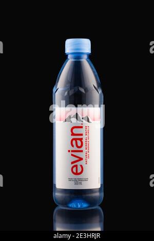 Prag, Tschechische Republik-17 Januar, 2021: Evian natürliches Mineralwasser auf schwarzem Hintergrund. Evian ist eine Marke von Mineralwasser, das aus mehreren Sous stammt Stockfoto