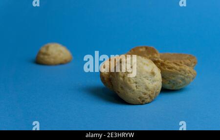 Closeup runde Butterkekse. Cookies auf einem farbigen Hintergrund. Dessert, Süße, Mittagessen. Stockfoto