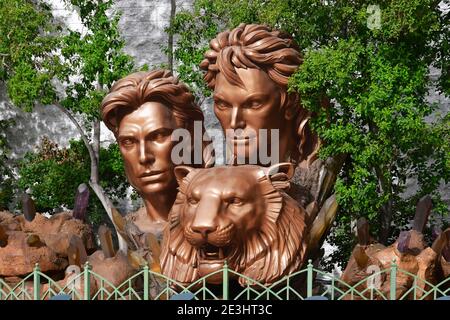 Las Vegas NV USA 10-2-18 Zwischen dem Mirage und Treasure Island Hotel befindet sich diese gigantische Statue mit den Köpfen der Zauberer Siegfried, Roy und einem Löwen Stockfoto