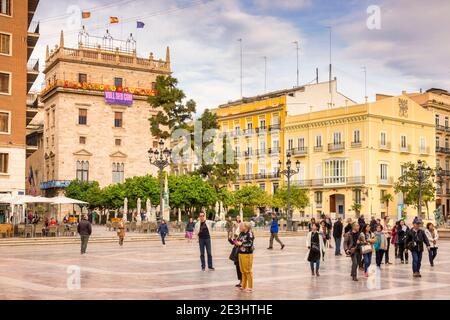 3. März 2020: Valencia, Spanien - Besucher auf der Plaza del Virgen oder Placa de la Virge im Zentrum von Valencia. Stockfoto