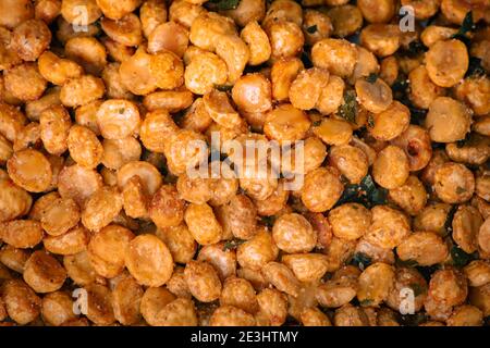 Ansicht von gebratenem Chana dal mit Gewürzen. Berühmte indische süß und herzhaft Stockfoto