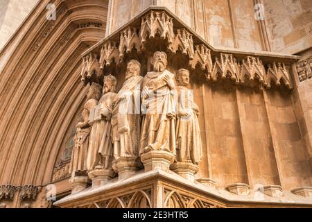 Detail des Frieses an der Südostfassade der Kathedrale von Tarragona aus Pla de la Seu in Tarragona, Spanien. Stockfoto