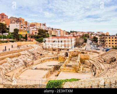 5. März 2020: Tarragona, Spanien - das römische Amphitheater in Tarragona im Frühling. Stockfoto