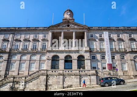 10. März 2020: Porto, Portugal - der Palácio da Bolsa oder Börsenpalast, ein kunstvolles Handelsgebäude aus dem 19. Jahrhundert in Porto. Stockfoto