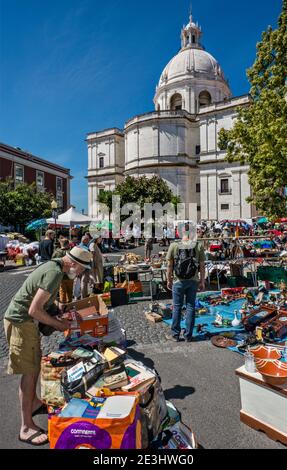 BRIC-A-brac Stand am Mercado de Santa Clara (Feira da Ladra, Thieves Market), National Pantheon, am Campo de Santa Clara Platz in Lissabon, Portugal Stockfoto