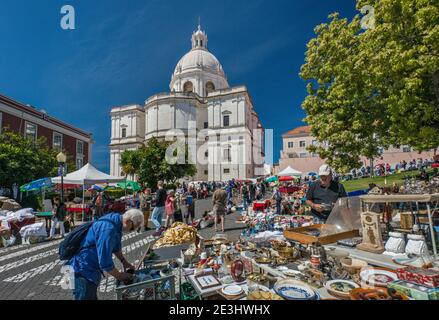 BRIC-A-brac Stand am Mercado de Santa Clara (Feira da Ladra, Thieves Market), National Pantheon, am Campo de Santa Clara Platz in Lissabon, Portugal Stockfoto