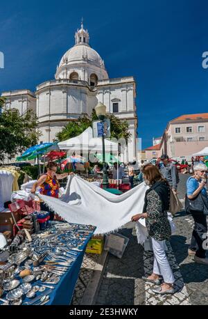 BRIC-A-brac Stand am Mercado de Santa Clara (Feira da Ladra, Thieves Market), National Pantheon, am Campo de Santa Clara Platz in Lissabon, Portugal Stockfoto