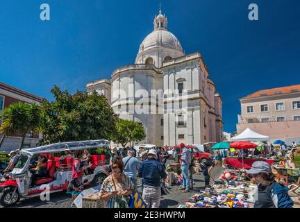 BRIC-A-brac Stand am Mercado de Santa Clara (Feira da Ladra, Thieves Market), National Pantheon, am Campo de Santa Clara Platz in Lissabon, Portugal Stockfoto