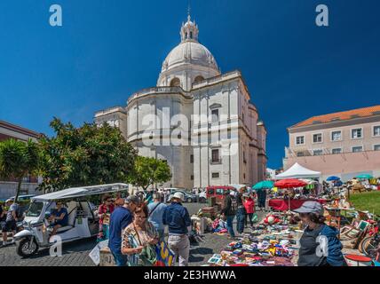 BRIC-A-brac Stand am Mercado de Santa Clara (Feira da Ladra, Thieves Market), National Pantheon, am Campo de Santa Clara Platz in Lissabon, Portugal Stockfoto