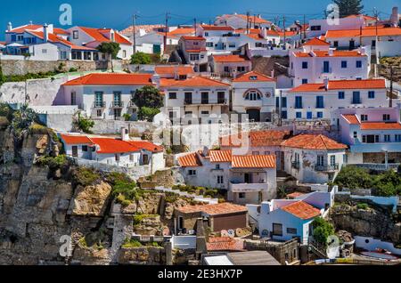 Azenhas do Mar, Hügelstadt am Meer an der Küste von Estoril in der Gemeinde Sintra, Bezirk Lissabon, Region Lissabon, Portugal Stockfoto