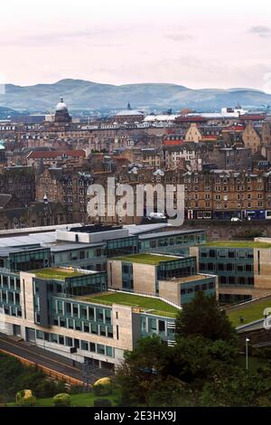 Luftaufnahme der alten Edinburgh Stadtgebäude und moderne Büro Blocks in Edinburgh Hauptstadt von Schottland an bewölktem Tag Stockfoto