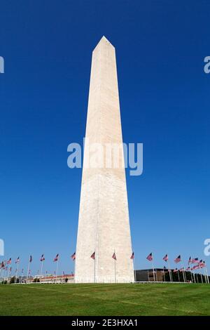 Das Treasury Building in Washington DC, USA. Eine Statue von Alexander Hamilton steht vor dem neoklassizistischen Treasury Building. Stockfoto