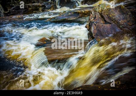 Die Falls of Dochart liegen am Fluss Dochart bei Killin in Stirling, Schottland, am westlichen Ende von Loch Tay. Eine Brücke über den Fluss AS Stockfoto