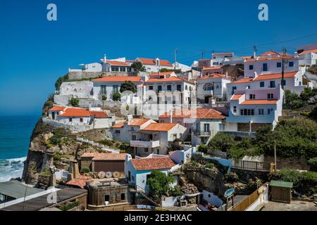 Azenhas do Mar, Hügelstadt am Meer an der Küste von Estoril in der Gemeinde Sintra, Bezirk Lissabon, Region Lissabon, Portugal Stockfoto