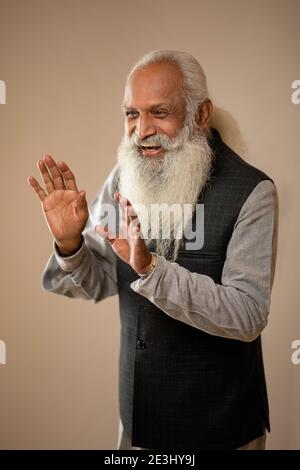 EIN ÄLTERER ERWACHSENER REDET GLÜCKLICH, WÄHREND ER WEGSCHAUT Stockfoto