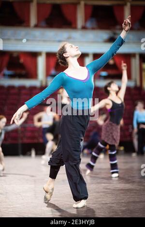 Die Ballerina Elena Glurjidze führt auf der Bühne der Royal Albert Hall eine Kompanie durch, bevor sie mit einem Auditorium hinter ihr auftrat Stockfoto